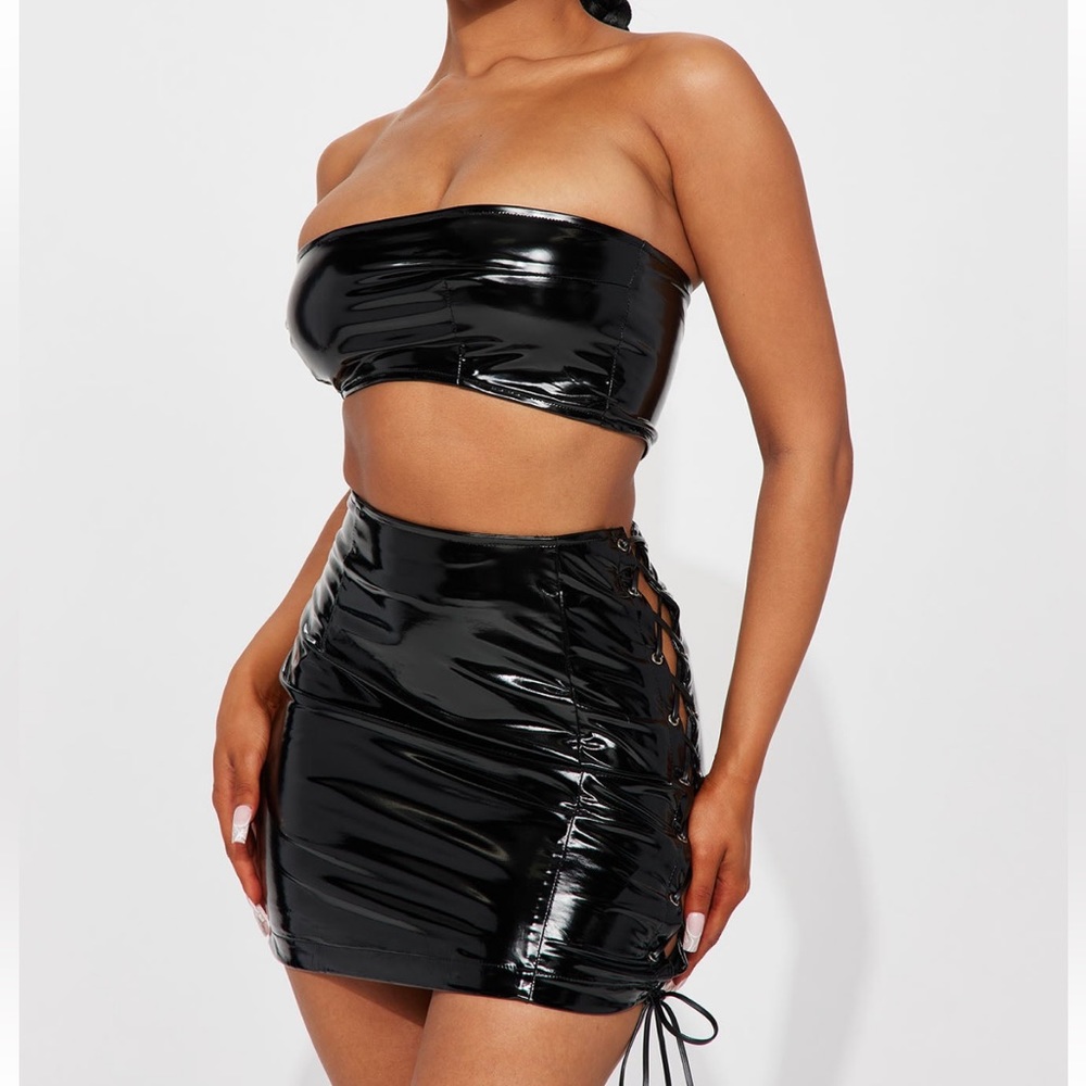 Black Two piece skirt and tube top. 🖤